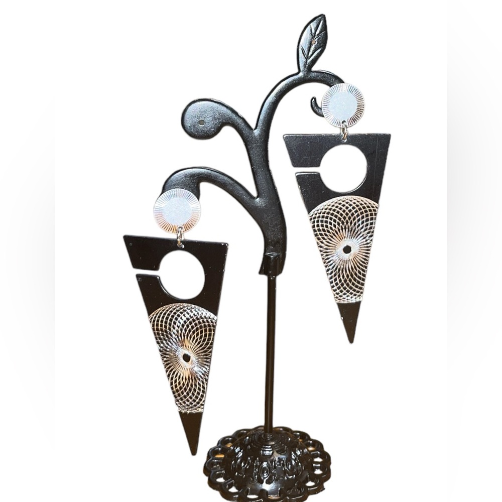 ✨ 3/$15✨Retro Laser Cut Spiral Triangle Earrings